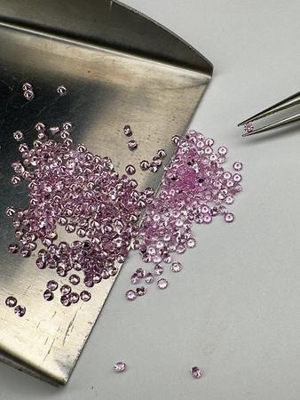 Szafir różowy naturalny okrągły fasetowany fi 1,3 mm