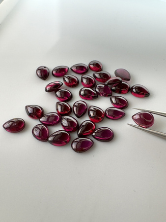 Granat rodolit  naturalny kaboszon łezka 7 x 5 mm