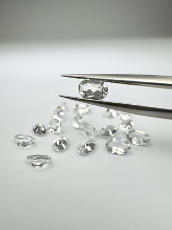 Topaz biały naturalny fasetowany owal 6x4 mm