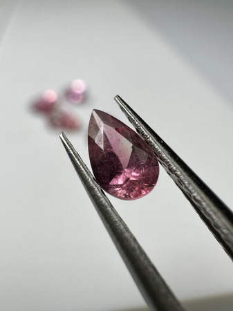 Turmalin fasetowany różowy gruszka 5 x 3 mm