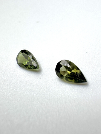 Turmalin fasetowany ciemny zielony gruszka 5 x 3 mm