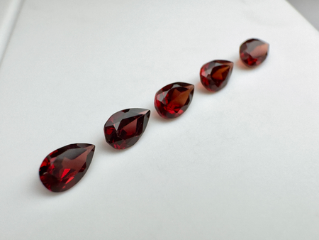 Granat rodolit gruszka fasetowany 5x3 mm