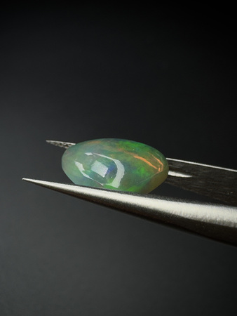 Opal ciemny naturalny kaboszon trylion 11,70 mm