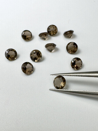 Kwarc dymny naturalny okrągły fasetowany fi 4 mm