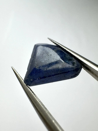 Szafir niebieski nieregularny fasetowany 14,4x12,5 mm