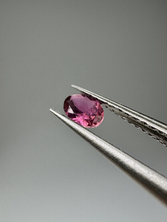 Turmalin fasetowany ciemny różowy owal 4x3 mm