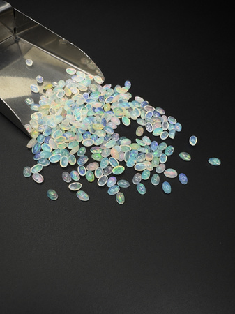 Opal naturalny owal kaboszon 5x3 mm