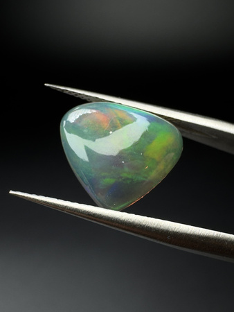 Opal ciemny naturalny kaboszon trylion 11,70 mm