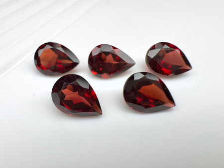Granat rodolit gruszka fasetowany 7x5 mm