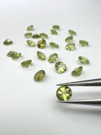 Perydot oliwin okrągły fasetowany  fi 4 mm