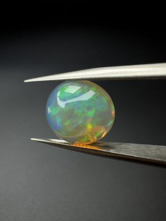 Opal ciemny naturalny kaboszon owal 13,15 x 11,48 mm