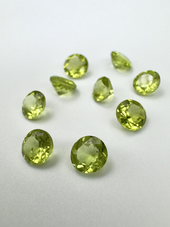 Perydot oliwin okrągły fasetowany  fi 5 mm