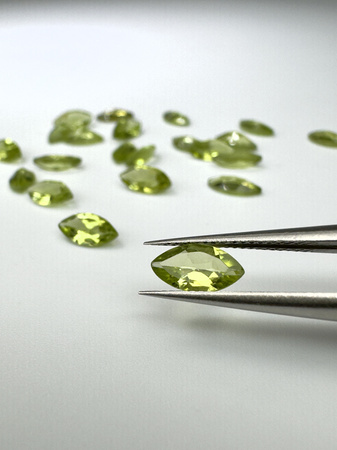 Perydot oliwin markiza fasetowany 8x4 mm