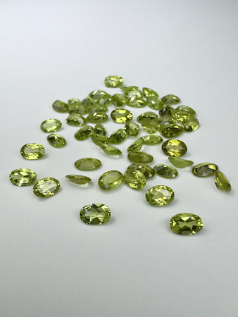 Perydot oliwin  owal fasetowany 6x4 mm