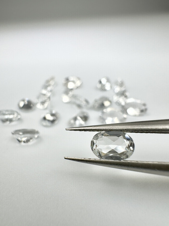 Topaz biały naturalny fasetowany owal 6x4 mm