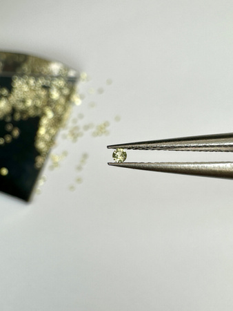 Szafir jasnożółty naturalny okrągły fasetowany fi 1,3 mm