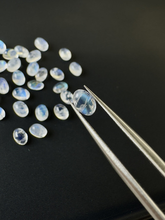 Tęczowy kamień księżycowy naturalny kaboszon owal 6x4 mm