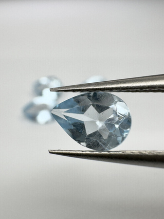 Topaz niebieski gruszka fasetowany 7x5 mm