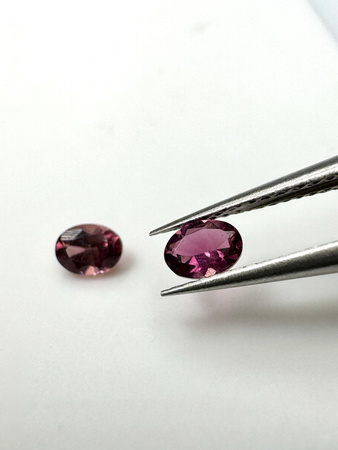 Turmalin fasetowany ciemny różowy owal 4x3 mm
