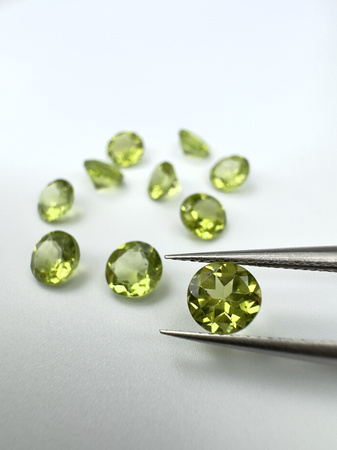 Perydot oliwin okrągły fasetowany  fi 5 mm