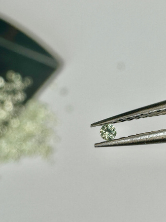 Szafir zielony naturalny okrągły fasetowany fi  1,25 mm