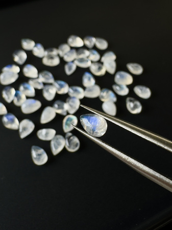 Tęczowy kamień księżycowy naturalny kaboszon łezka 6x4 mm