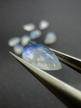 Tęczowy kamień księżycowy naturalny kaboszon łezka 6x4 mm