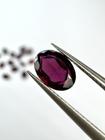 Granat rodolit  naturalny fasetowany owal 7x5 mm