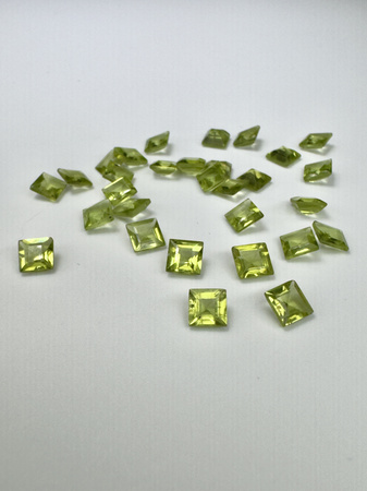 Perydot oliwin kwadrat fasetowany 5x5 mm