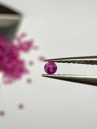 Rubin różowy naturalny okrągły fasetowany fi 1,6 mm
