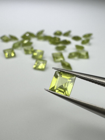 Perydot oliwin kwadrat fasetowany 5x5 mm