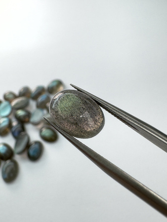 Labradoryt naturalny kaboszon owal 12x8 mm