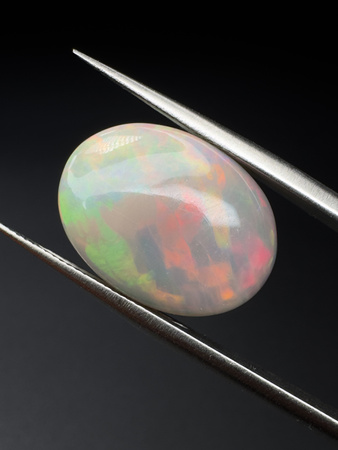 Opal ciemny naturalny kaboszon owal 17,54 x 13,05 mm