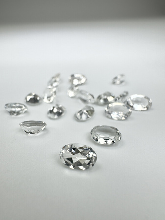 Topaz biały naturalny fasetowany owal 6x4 mm