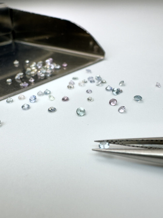 Szafir MIX multi kolor naturalny okrągły fasetowany fi 1,6 - 1,8 mm 