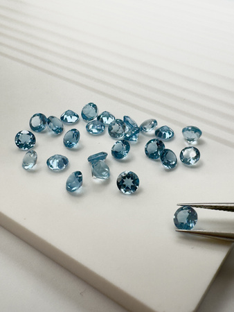 Niebieski topaz fasetowany okrągły fi 4 mm