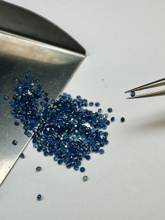 Szafir niebieski naturalny okrągły fasetowany fi 1,25 mm