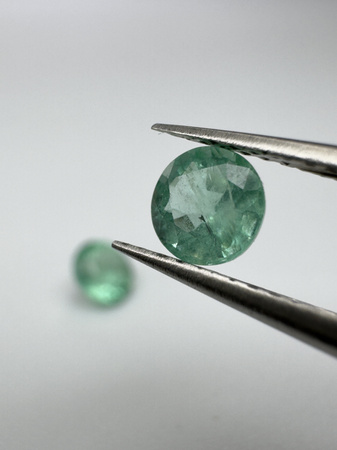 Szmaragd naturalny okrągły fasetowany fi 4 mm