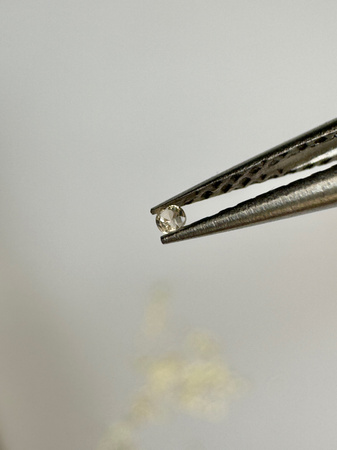 Szafir jasnożółty naturalny okrągły fasetowany fi 1 mm