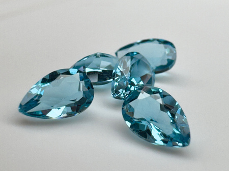 Topaz niebieski gruszka fasetowany 6x4 mm