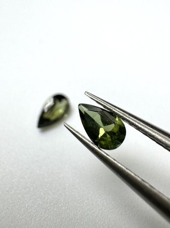 Turmalin fasetowany ciemny zielony gruszka 5 x 3 mm
