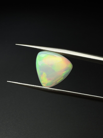 Opal naturalny kaboszon trylion 13,12 x 12,82 x 12,74 mm