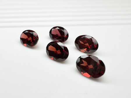Granat rodolit owal fasetowany 8x6 mm