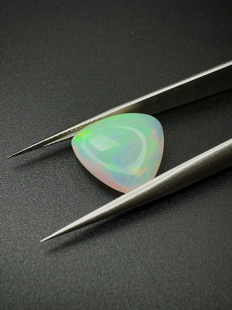 Opal naturalny kaboszon trylion 13,12 x 12,82 x 12,74 mm
