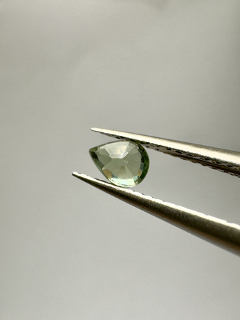 Szafir zielony naturalny fasetowany gruszka 4x3 mm