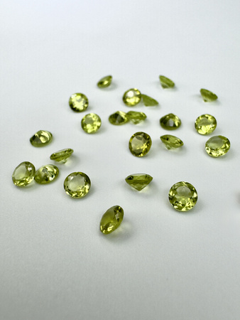 Perydot oliwin okrągły fasetowany  fi 4 mm