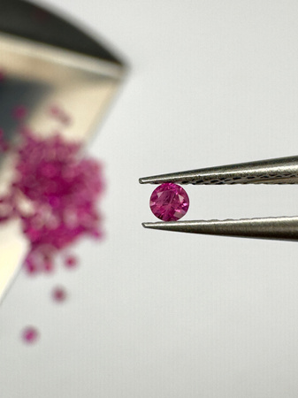 Rubin różowy naturalny okrągły fasetowany fi 1,8 mm