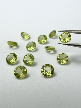 Perydot oliwin okrągły fasetowany  fi 4 mm