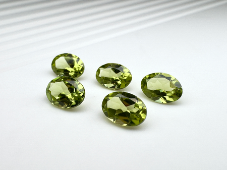 Perydot oliwin owal fasetowany 7x5 mm