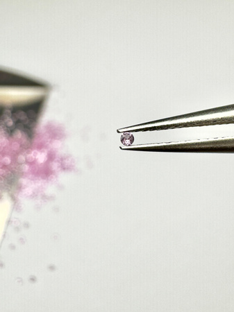 Szafir różowy naturalny okrągły fasetowany fi 1 mm